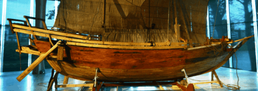 Lambung replika sebuah perahu padewakang