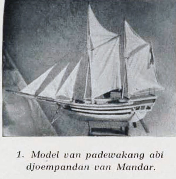 Perahu 'padewakang abi djoempandang' dari Mandar: Sebuah lambung padewakang dengan layar pinisi; Nooteboom, C. 1940: 'Vaartuigen van Mandar'. Tijdschrift voor Indische Taal-, Land- en Volkenkunde, 80: 22-33, hlm. 24, kanan.